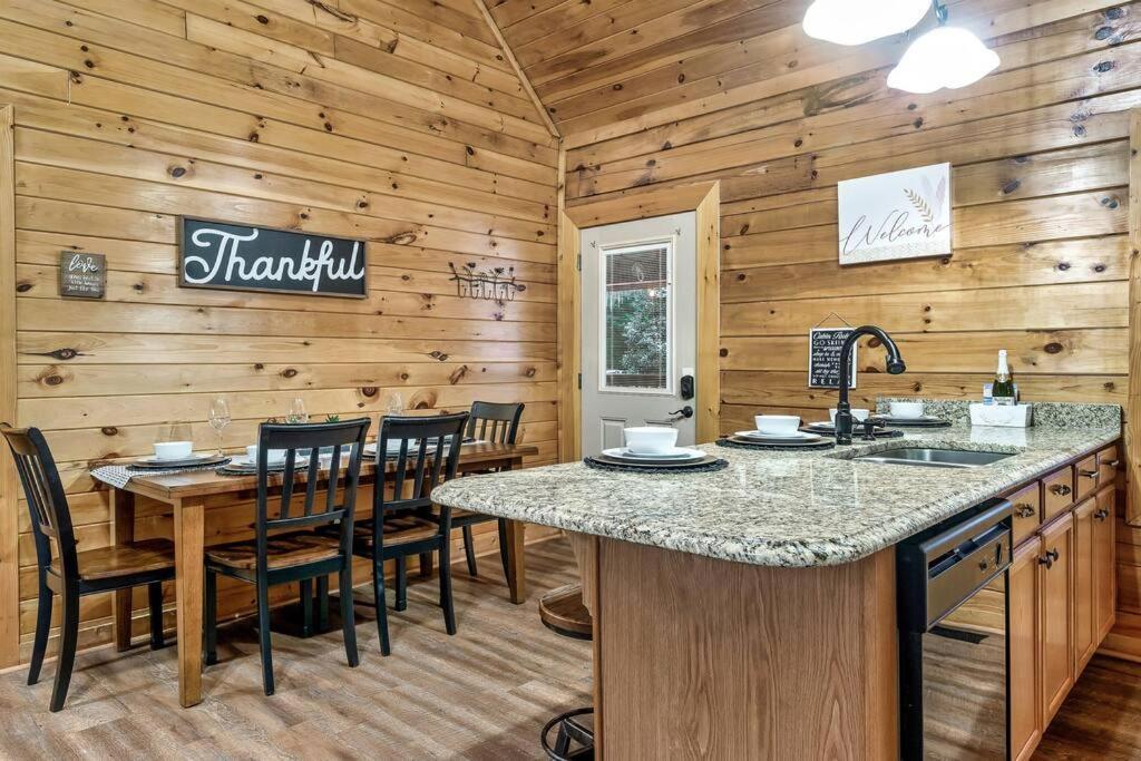 Cabin With New Hot Tub, Near Dollywood .2Bd.2Ba.Sleeps6.Bbq Sevierville Exteriér fotografie