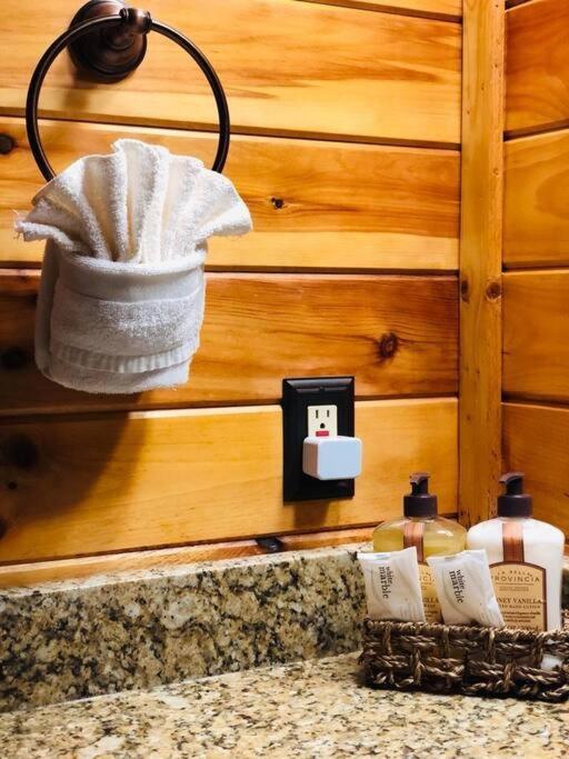 Cabin With New Hot Tub, Near Dollywood .2Bd.2Ba.Sleeps6.Bbq Sevierville Exteriér fotografie